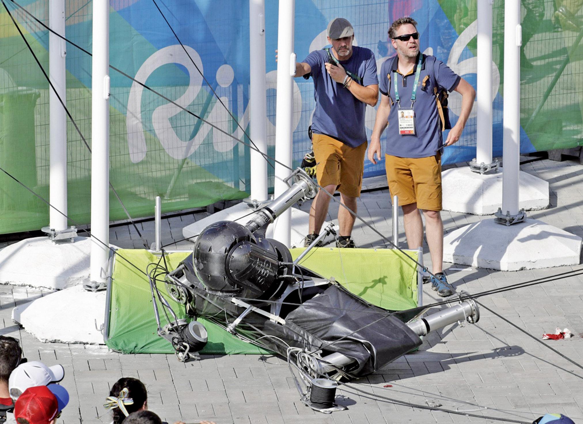 砸中人群七人傷