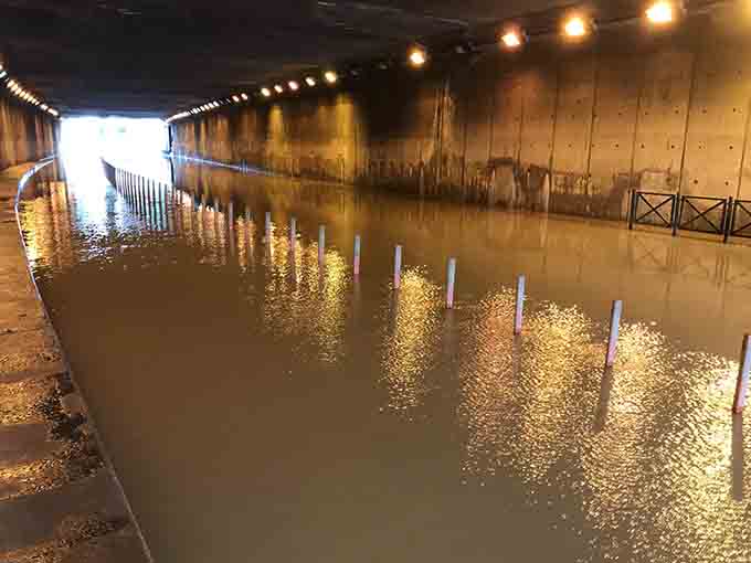 暴雨突襲  關閘隧道嚴重水浸