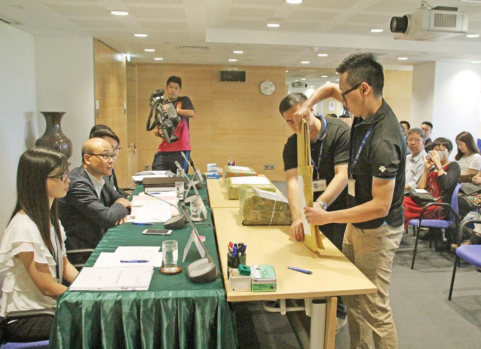 服務期兩年當局收四標書