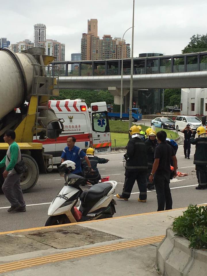 電單車女司機雙腳被輾過