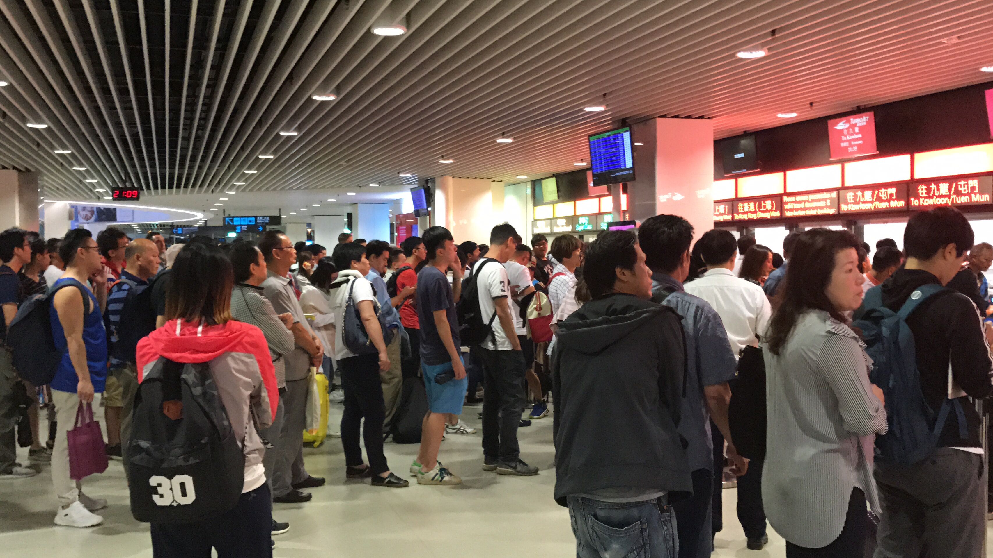 外港碼頭現購票人龍