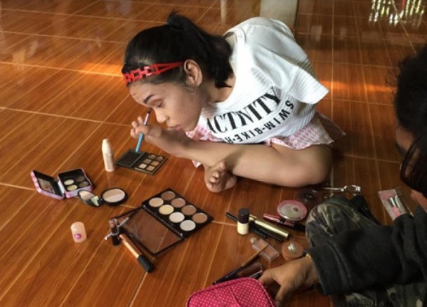 泰國17歲少女用腳化妝