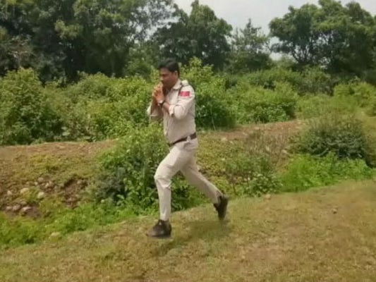 印度英勇員警抱起狂奔