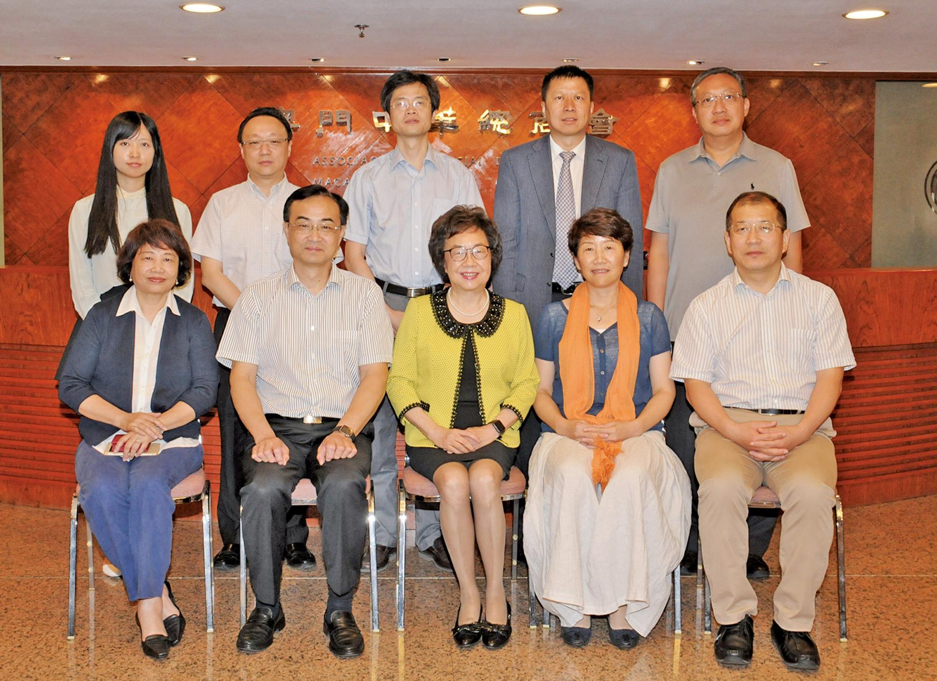 推動兩地經貿合作