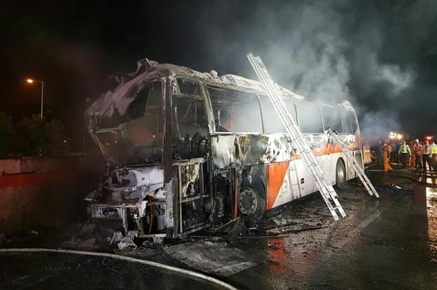 韓國旅遊巴高速路著火十死十傷