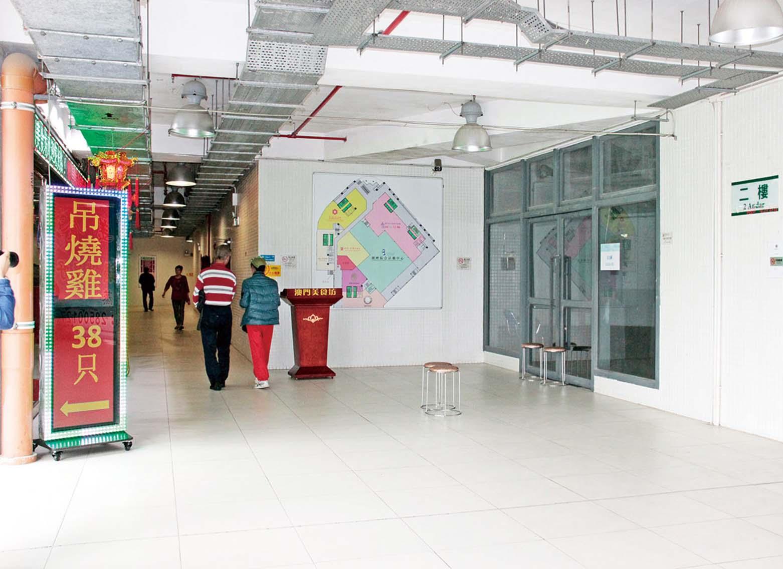 湖畔牆磚修復粗糙捱轟