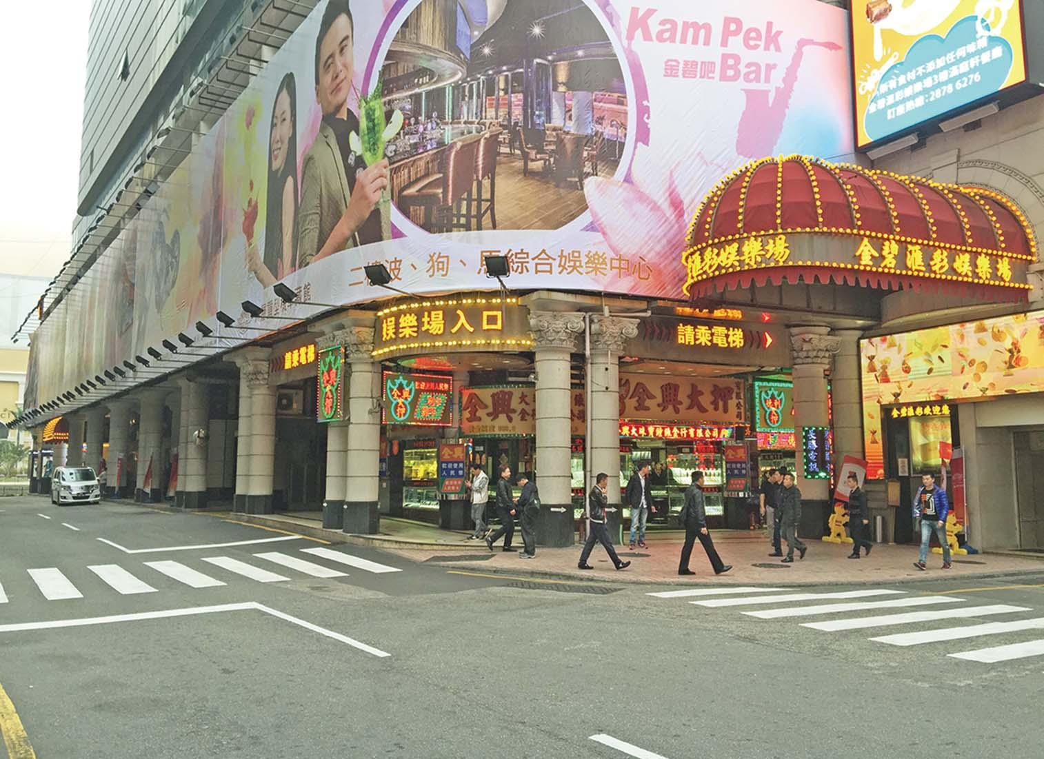 義氣姐熊抱警員助妹脫難