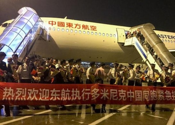 381名受困華公民搭包機返抵上海