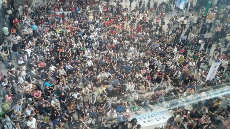 逾二千人香港機場靜坐抗議
