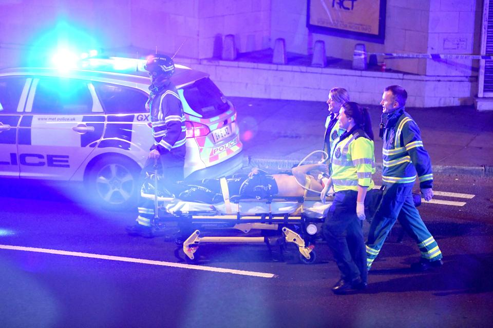 倫敦有貨車衝上行人路一死八傷