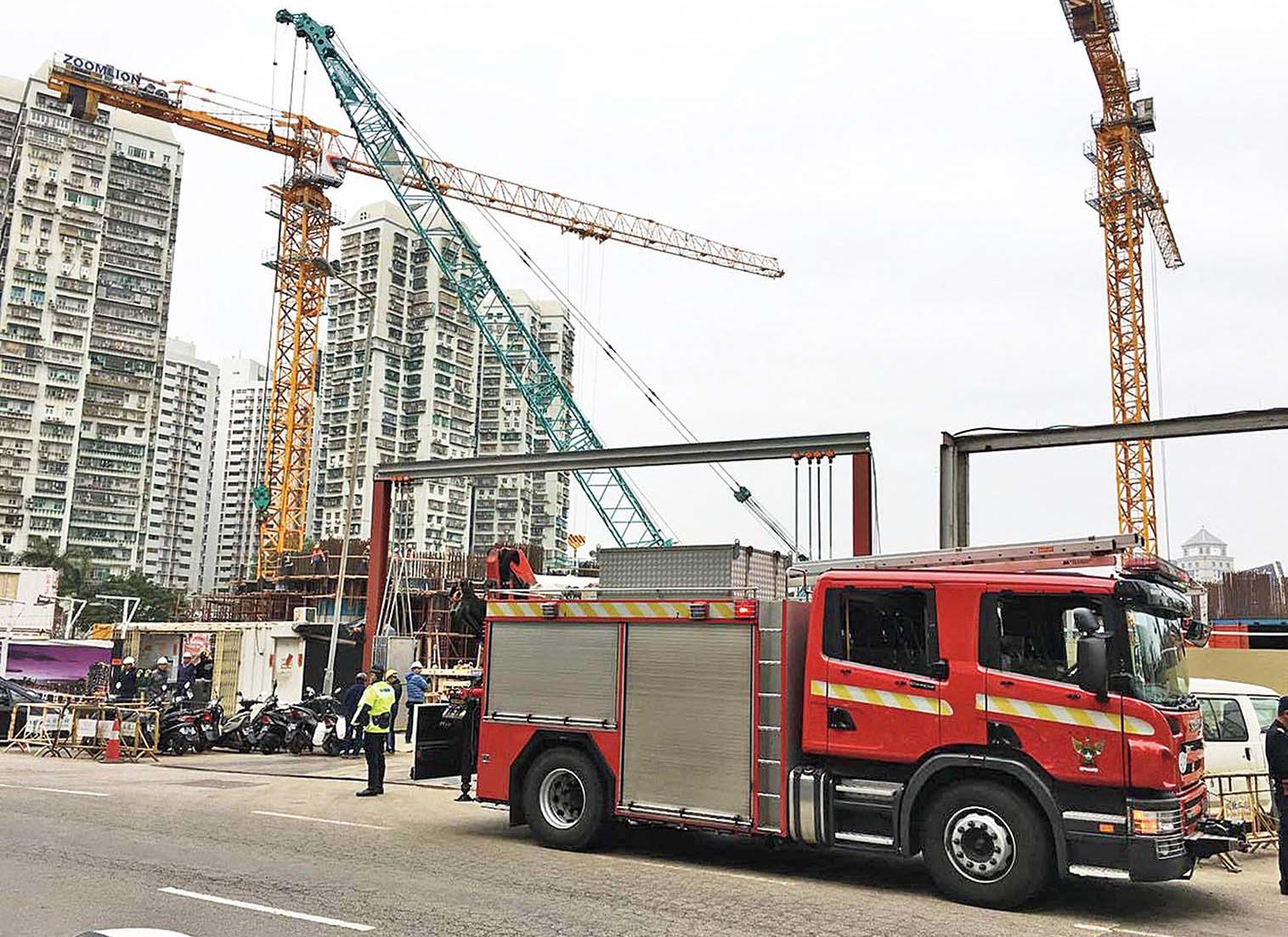 司機爬出右手輕傷