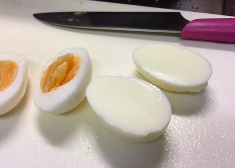 日主婦切開雞蛋全係蛋白