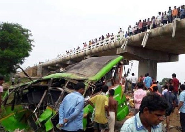 印度巴士墮15米橋21死
