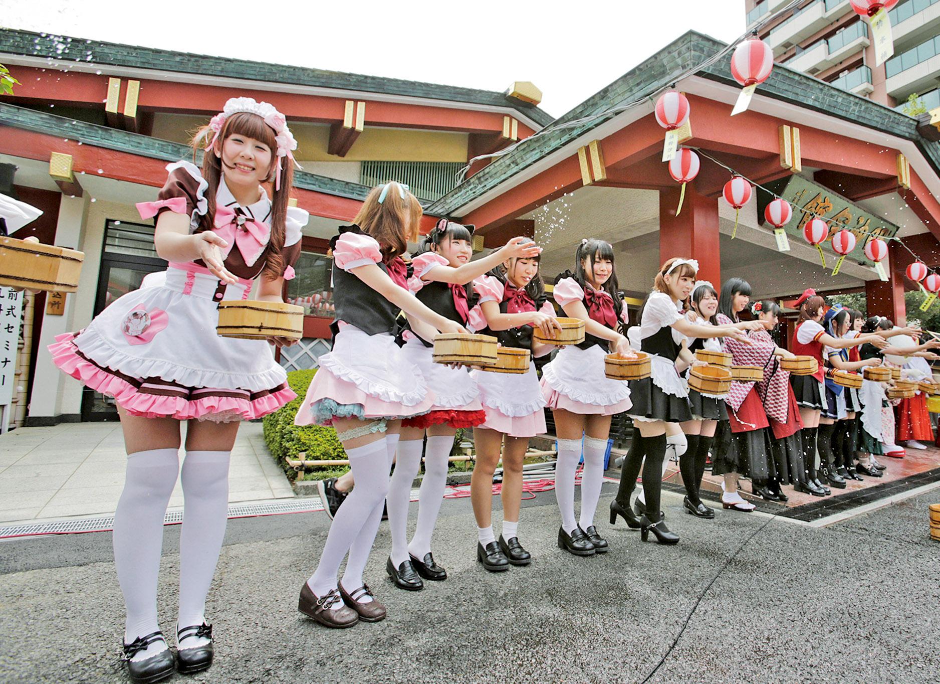 女僕灑水祭盼降溫