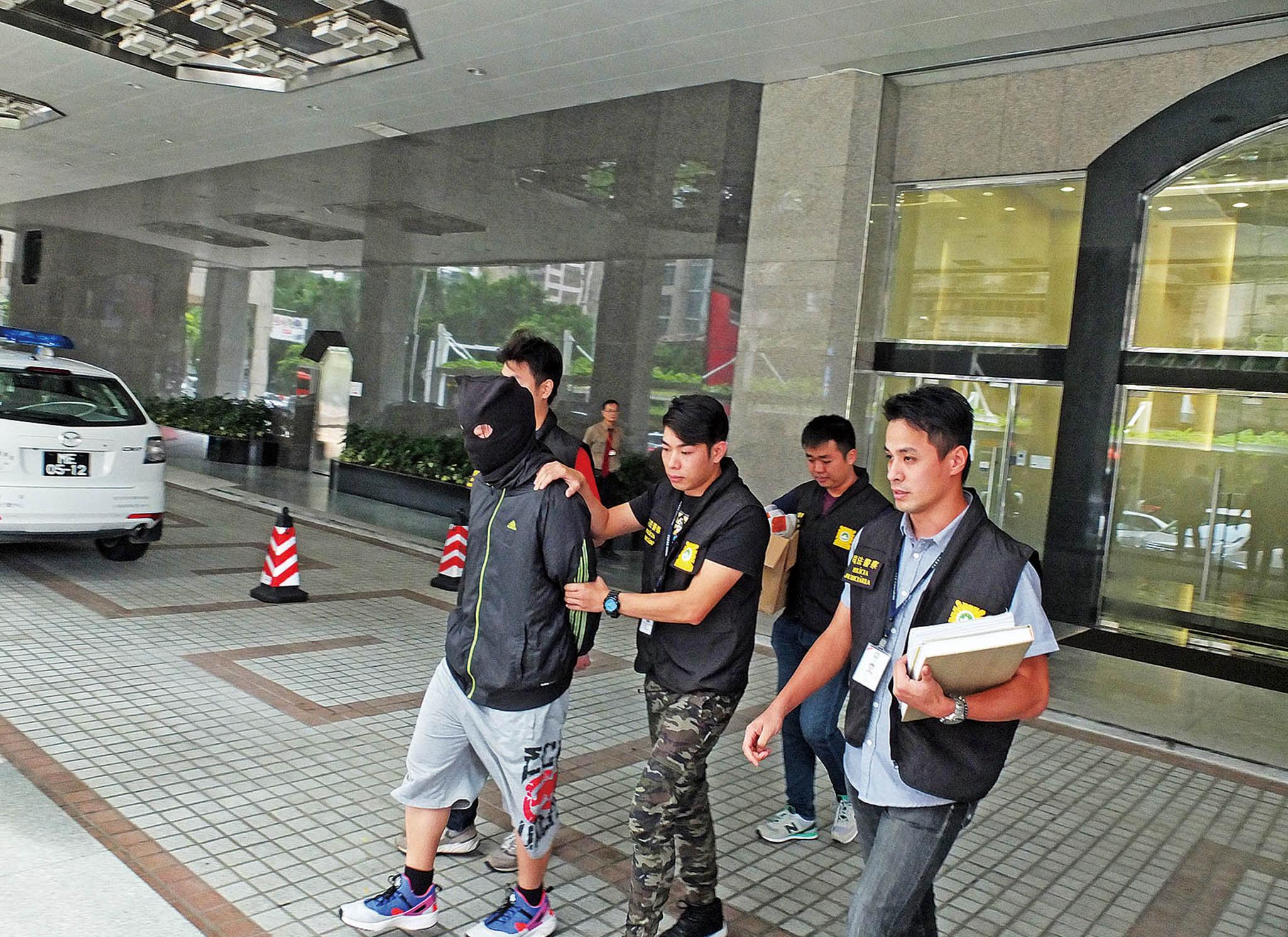 將其拘捕並搜獲4.72克冰毒