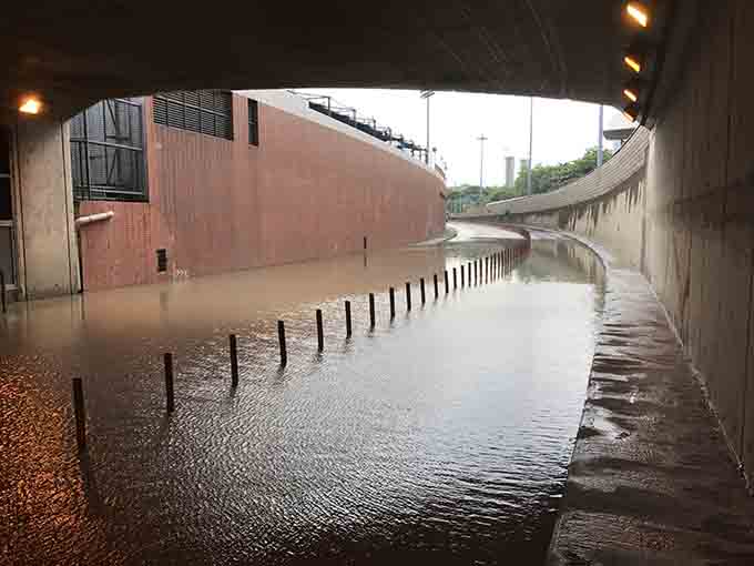 暴雨突襲  關閘隧道嚴重水浸