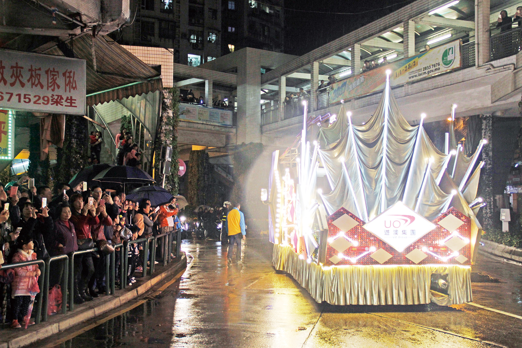 細雨連綿無減市民旅客欣賞熱情