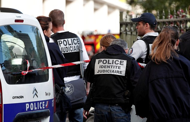 巴黎郊區汽車撞士兵六傷