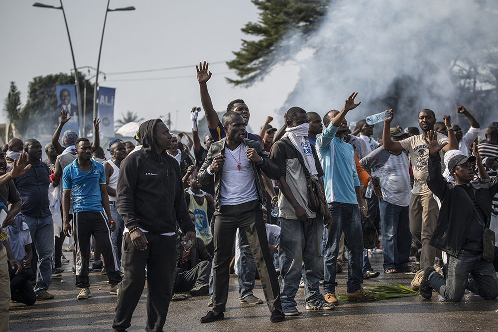 加蓬民眾示威怒燒國會