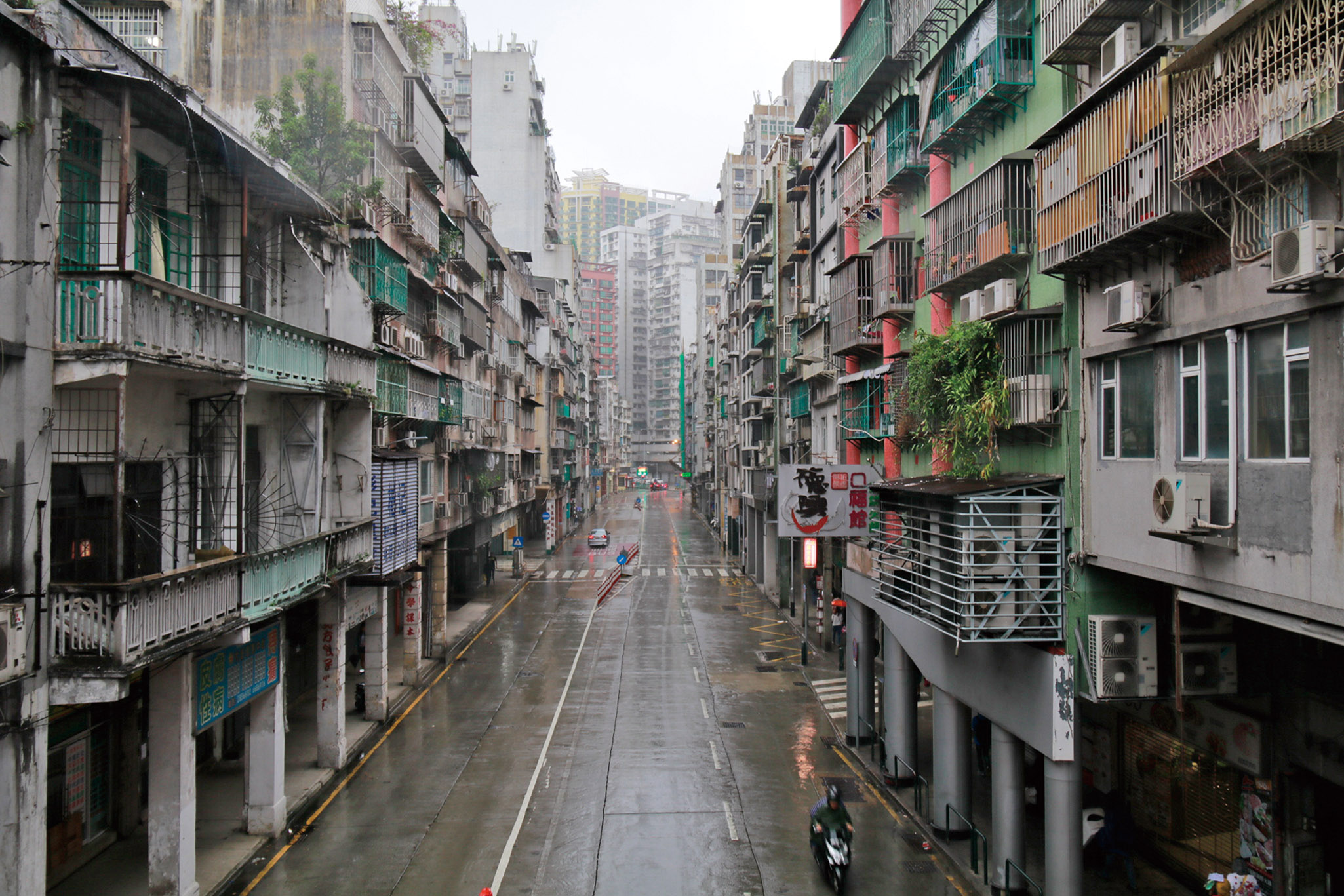 「黑的」漫天風雨開價