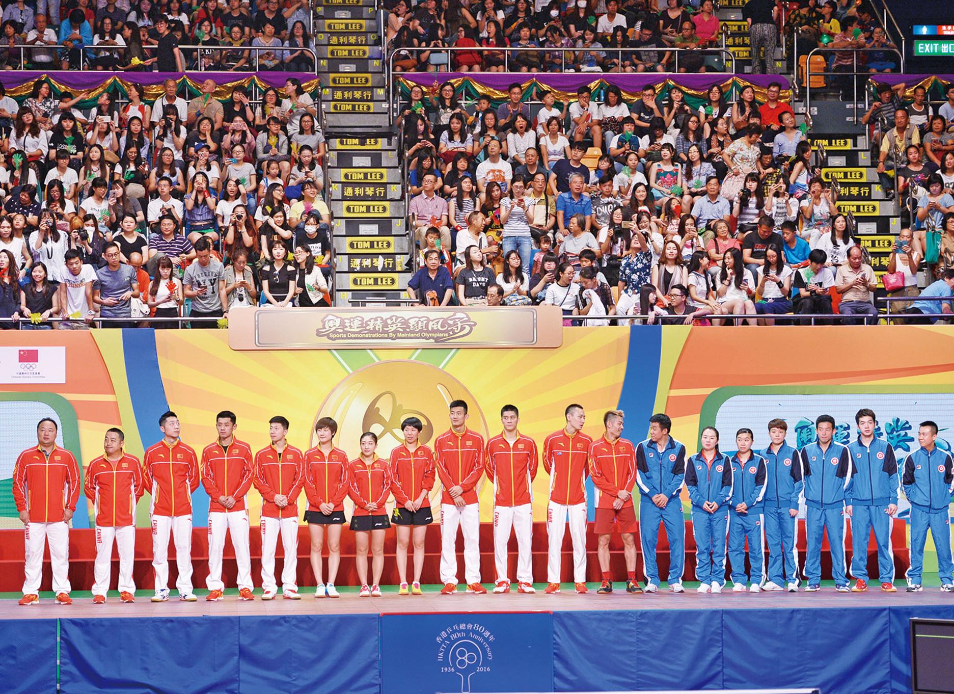 跳水隊表演獲滿堂彩