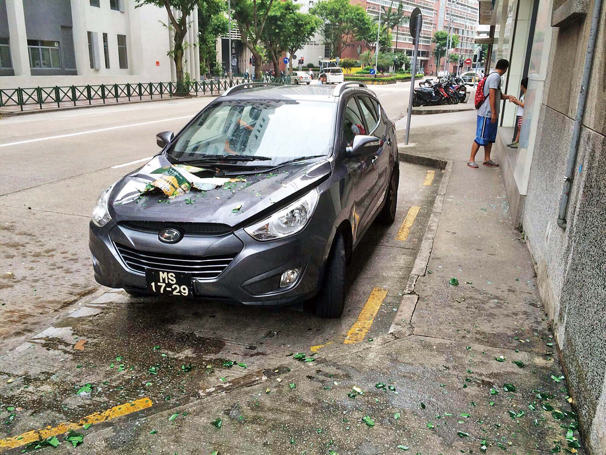 擊中路邊汽車碎片濺傷父子