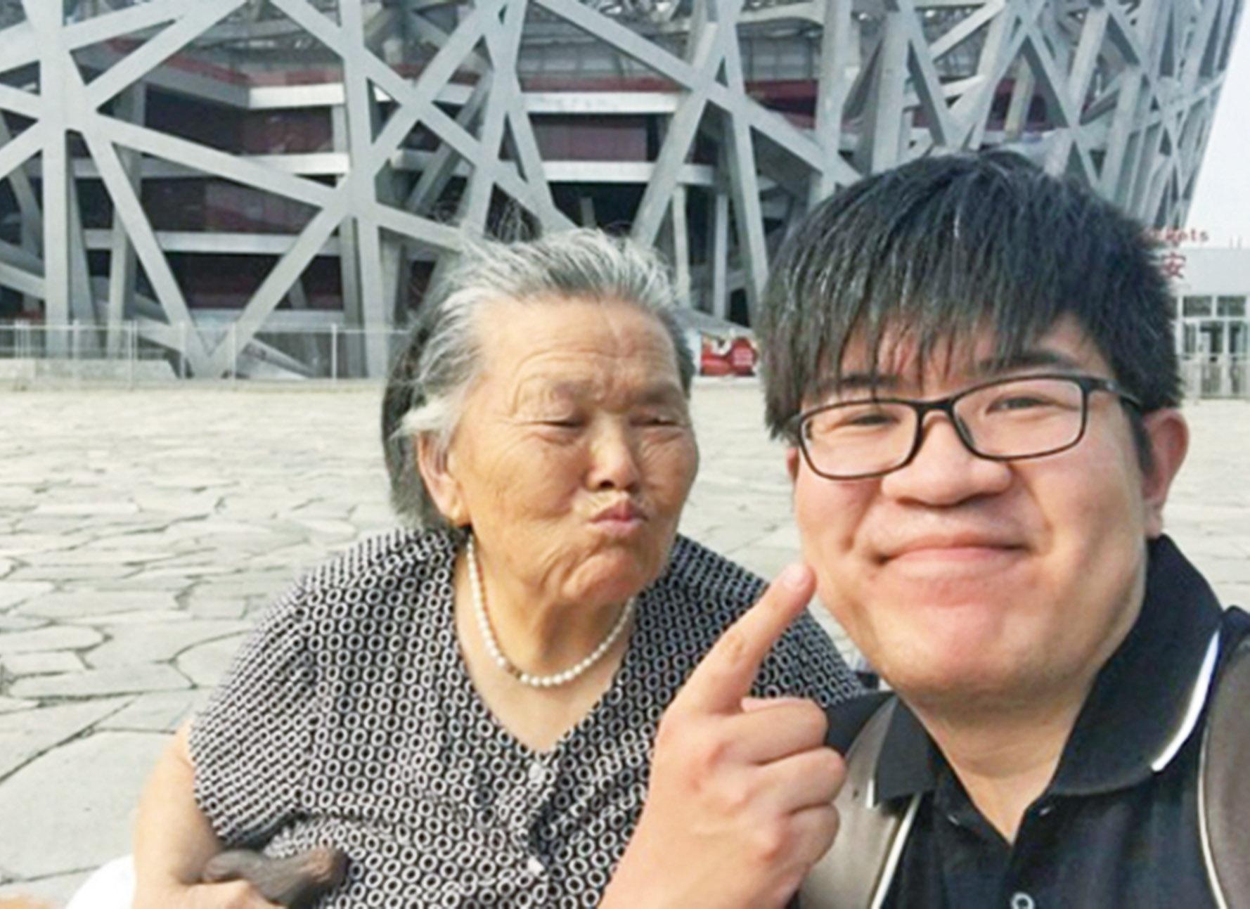 男子帶癱瘓嫲嫲遊北京