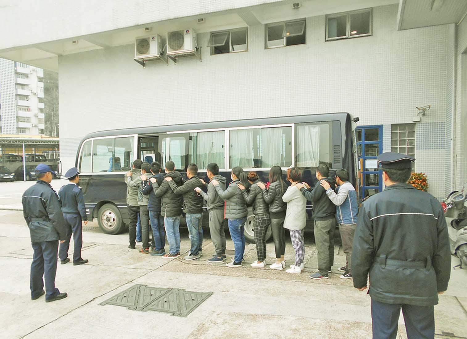 19人被捕 六人海關地頭搶灘