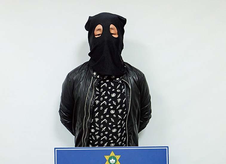 摔跤手兼職做「扒手」