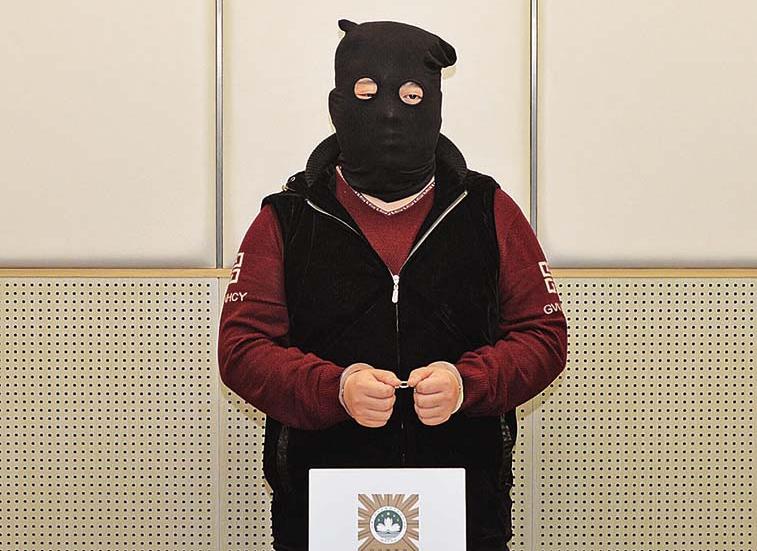 男子扮買珠寶玉石大客