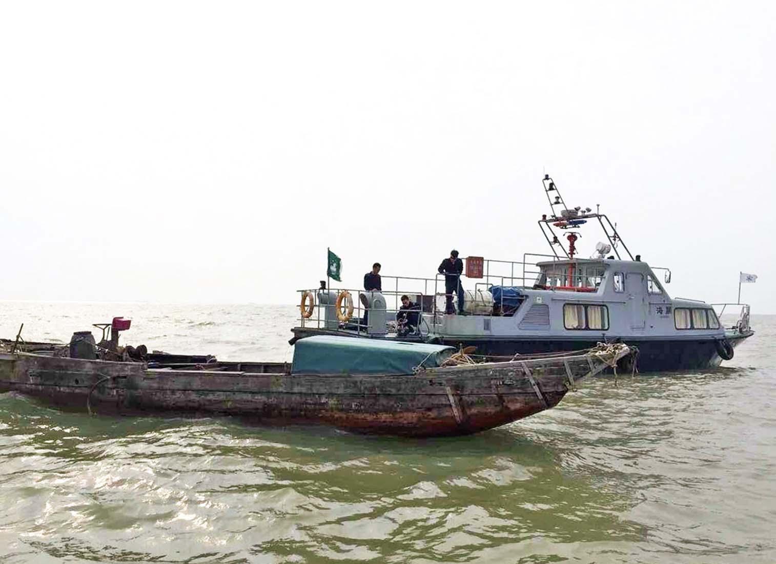 海關船救起14名非法入境者