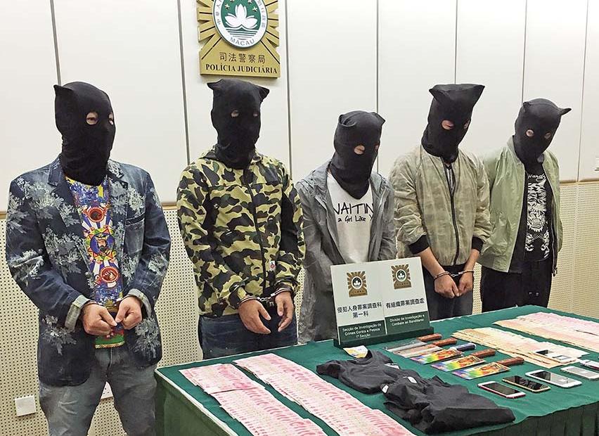 花叢藏菜刀暴露 五漢落網