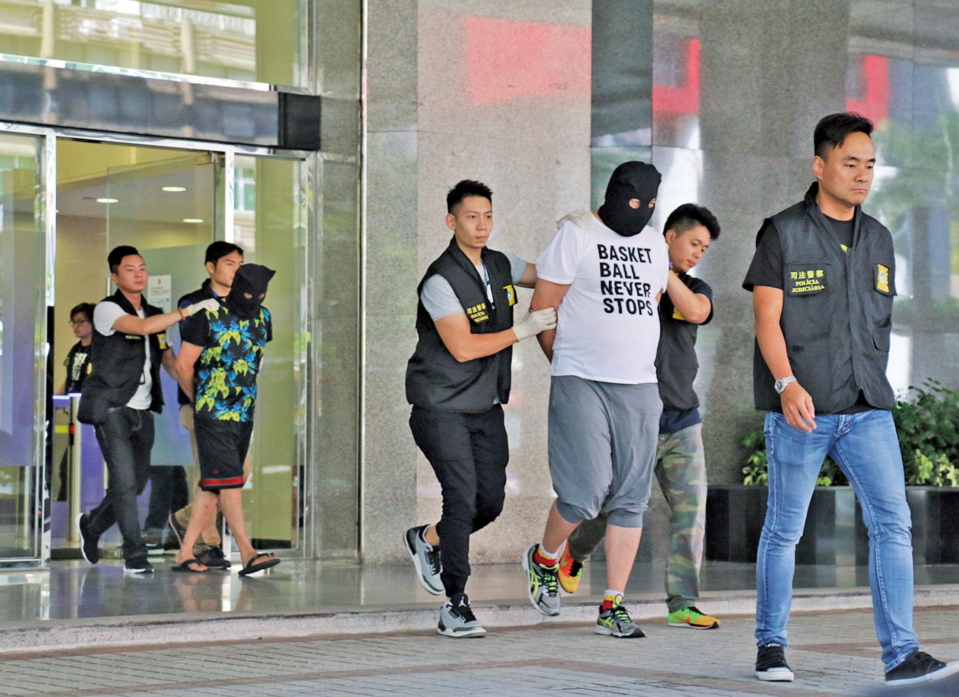 賊贓擺滿一檯總值十萬元