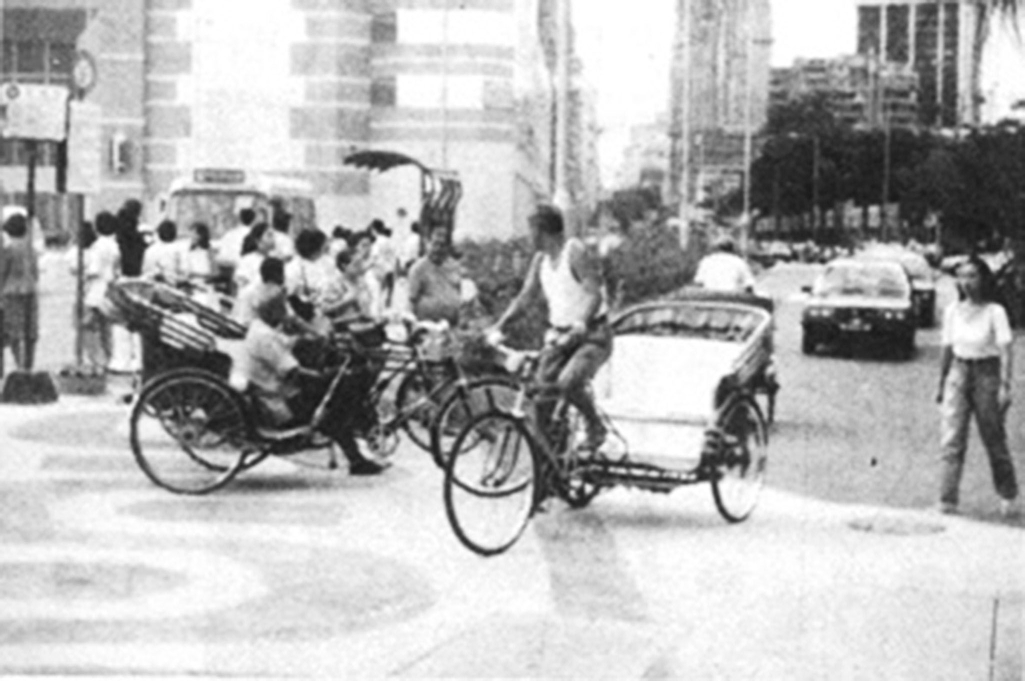 三輪車跑遍半世紀貧窮繁華路