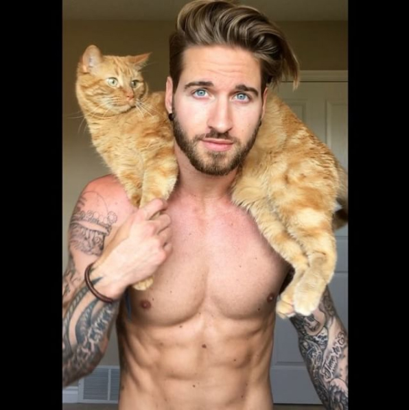 加拿大男模舉貓啞鈴秀肌肉