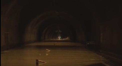 重慶隧道遭洪水倒灌
