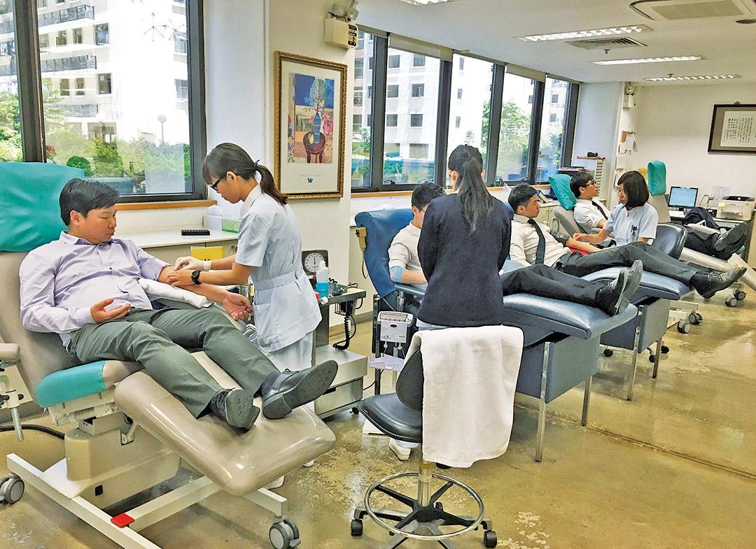 澳門國際銀行員工挽袖捐血