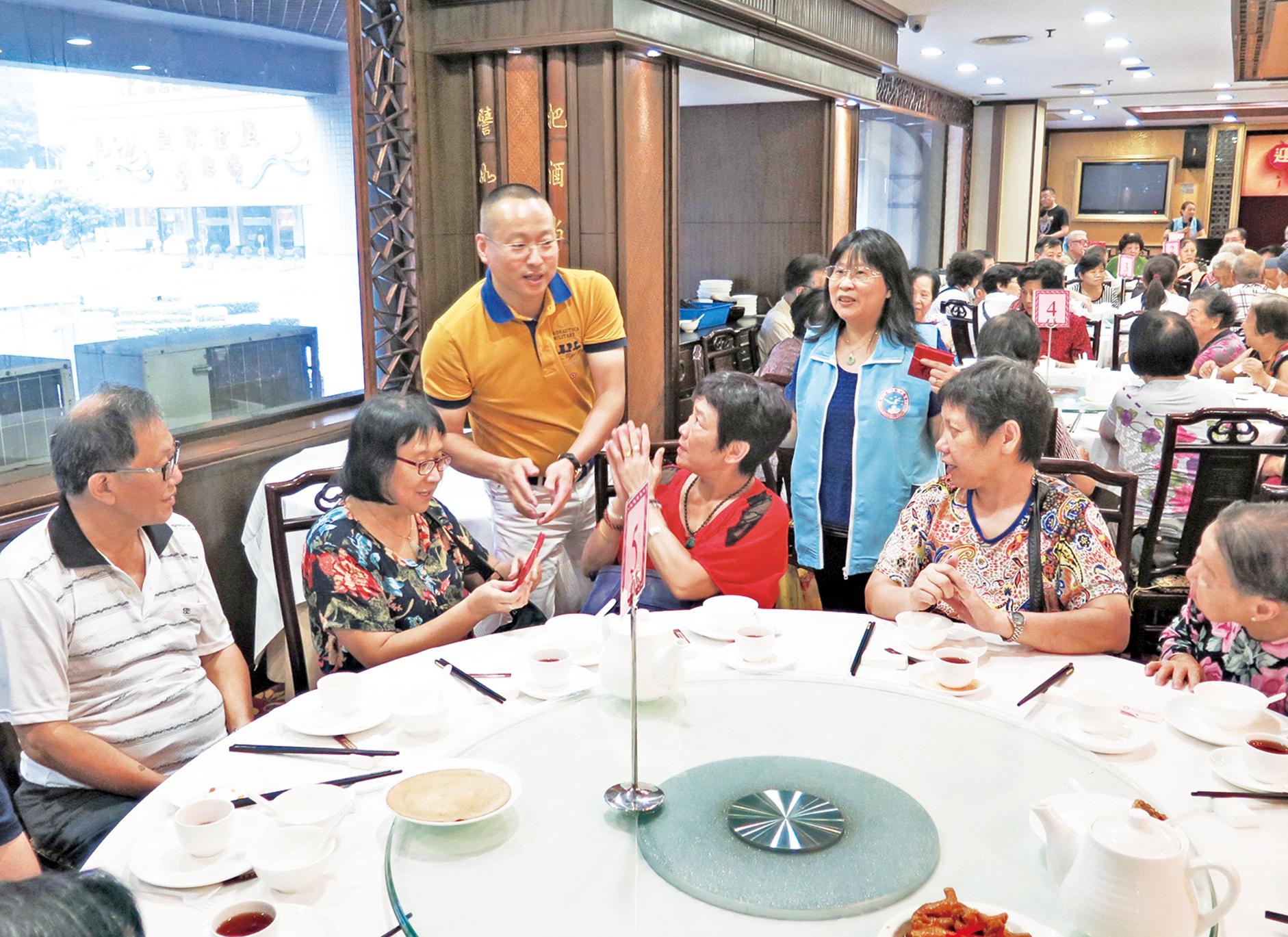 舉行敬老聯歡茶會