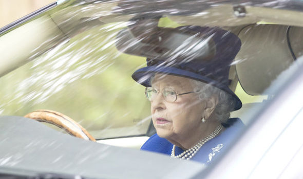 91歲女王自己開車