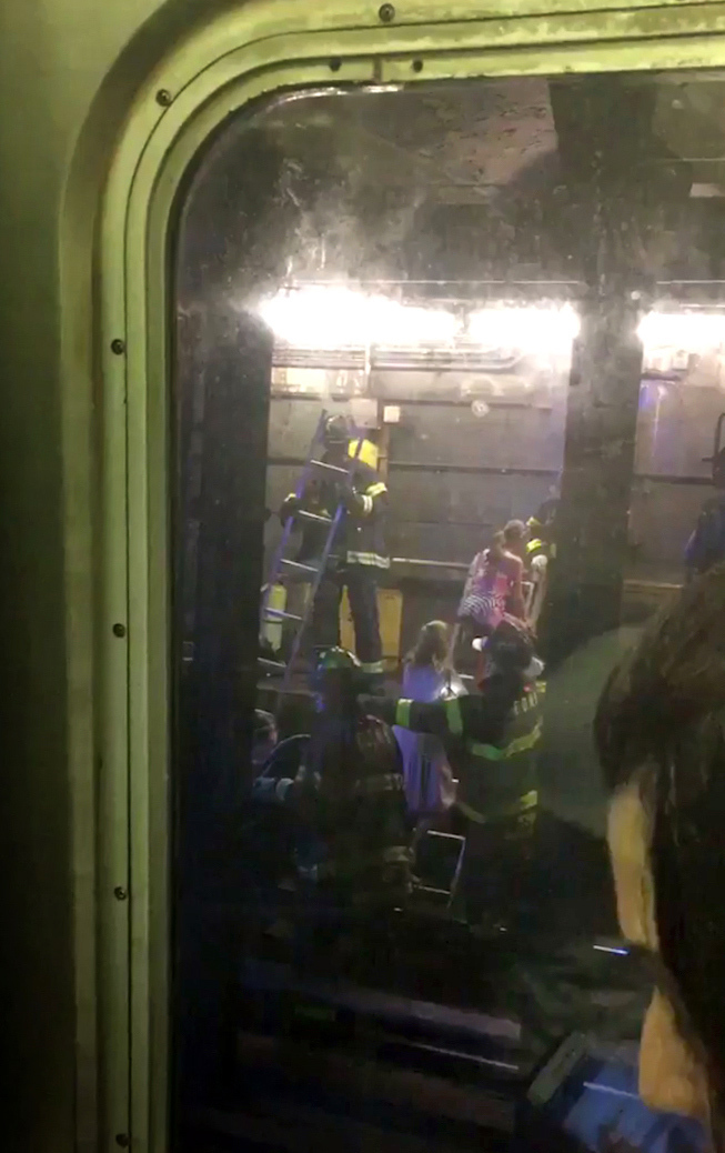 紐約地鐵剎車故障致出軌34人傷