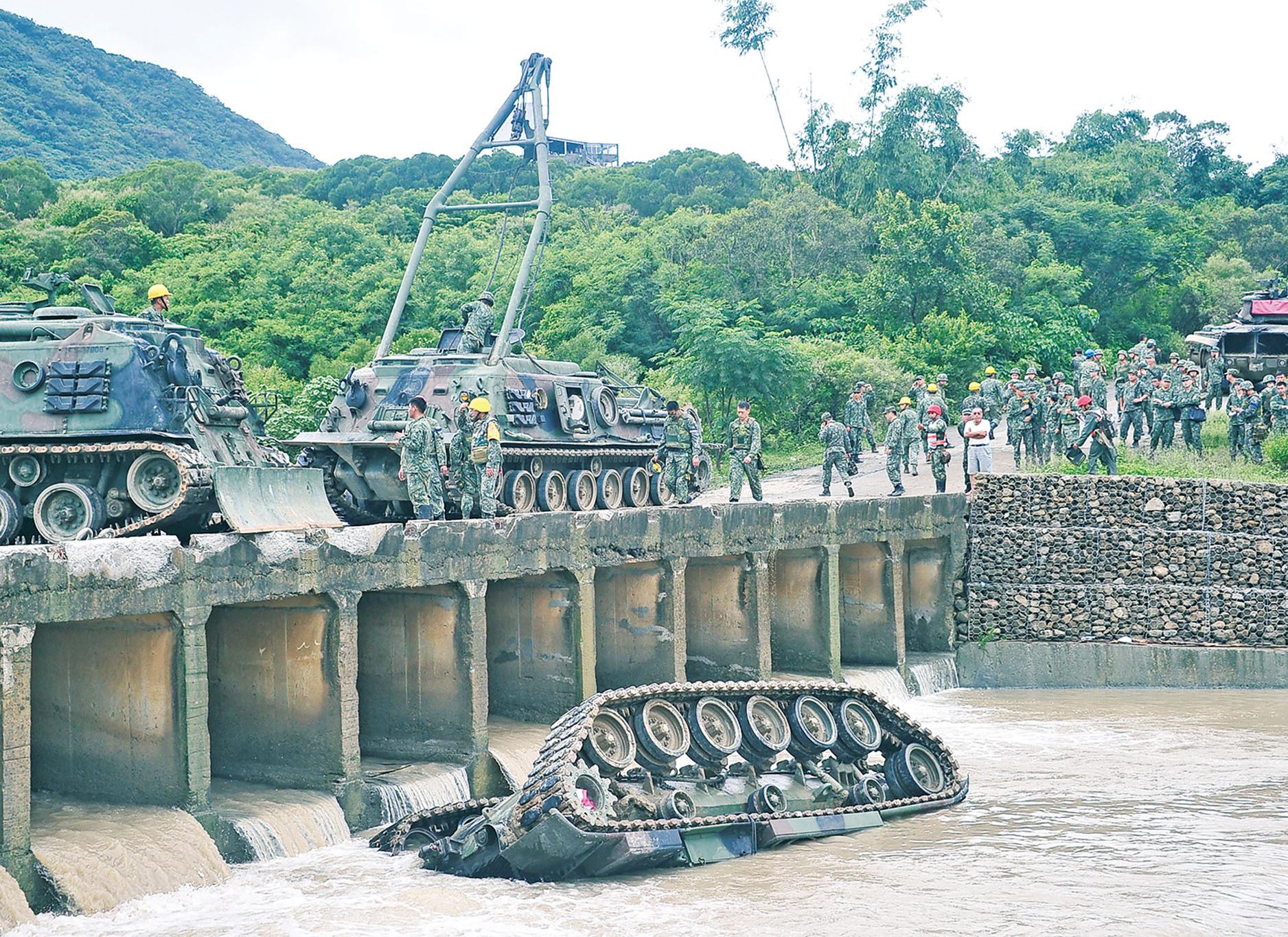 台坦克墮溪流 士兵三死一傷