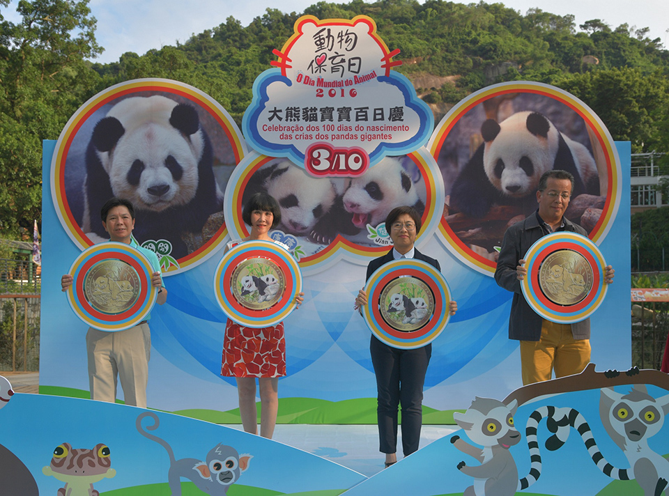 得獎市民探望大熊貓家庭