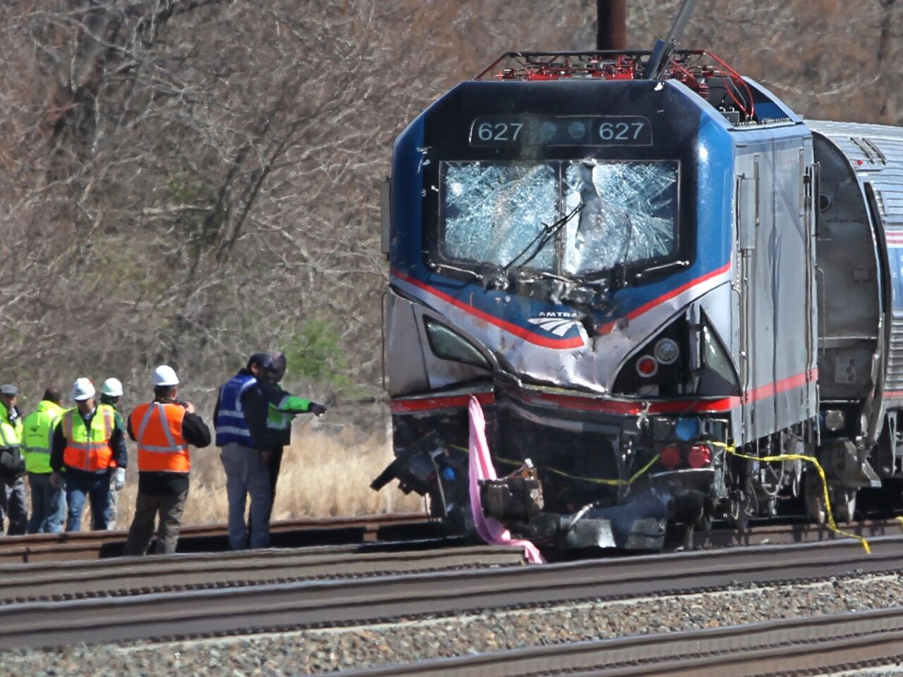 美火車撞挖土機後出軌37死傷