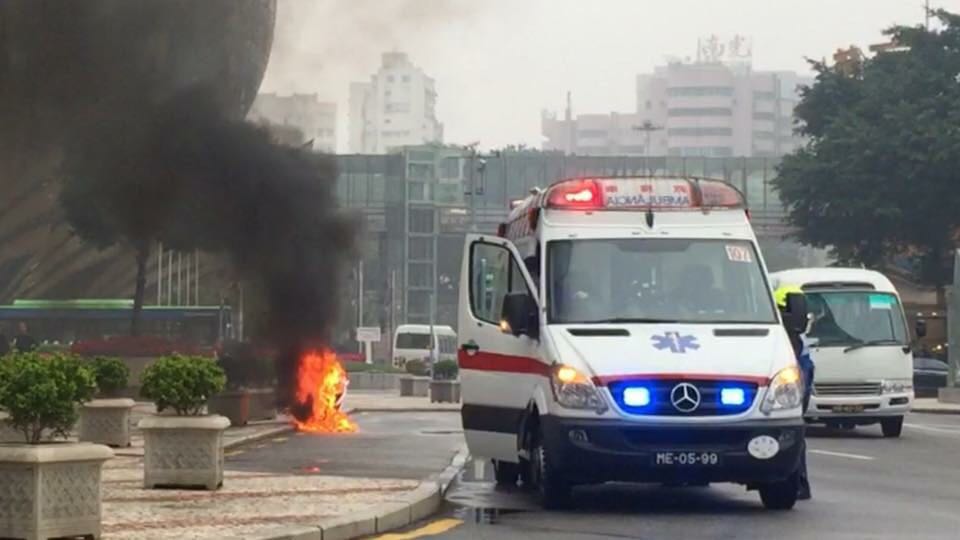 亞馬喇前地有電單車自焚