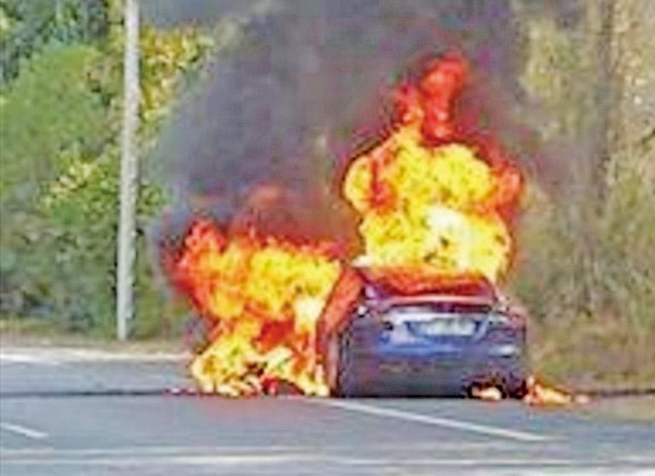 行駛中突然起火