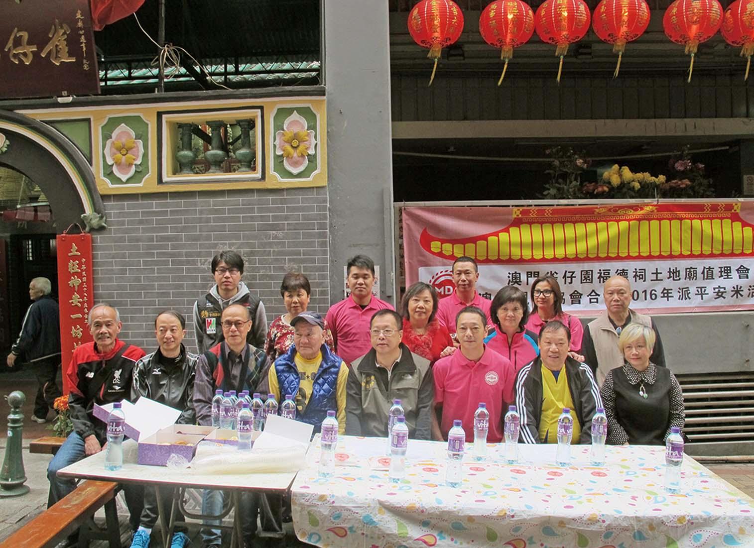 分11次逢農曆十五早上派發