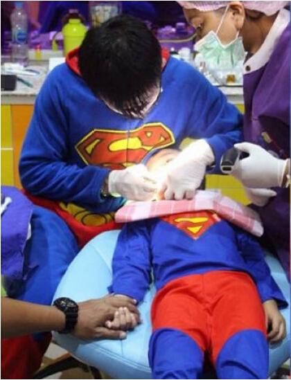 泰有型牙醫變超人幫小朋友剝牙