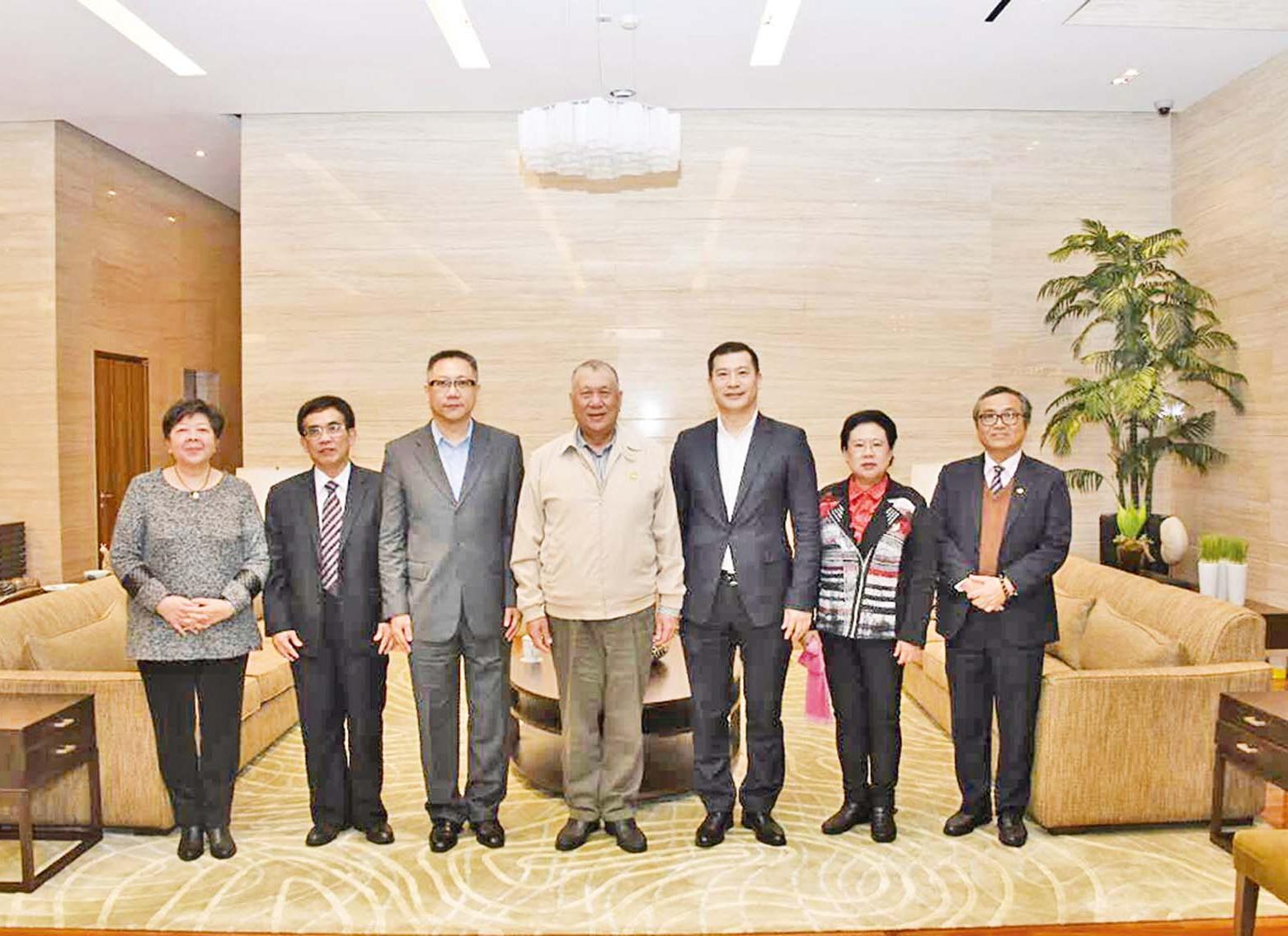 全力支持政府施政