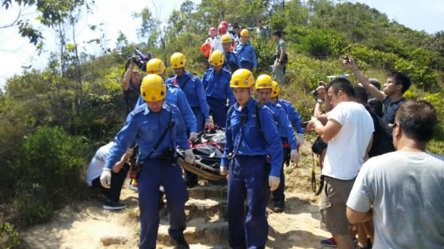 疑遭同行友人毆打刀割頸