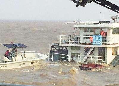 內地運沙船入水沉沒